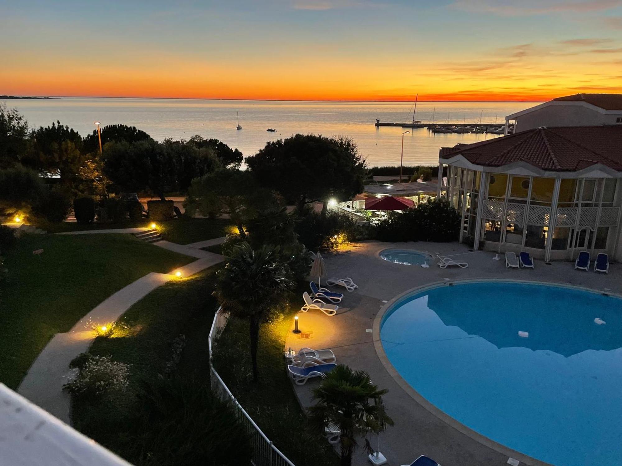 Vue Mer Et Piscine, Avec Balcon - 1 Min De La Plage Фура Екстер'єр фото