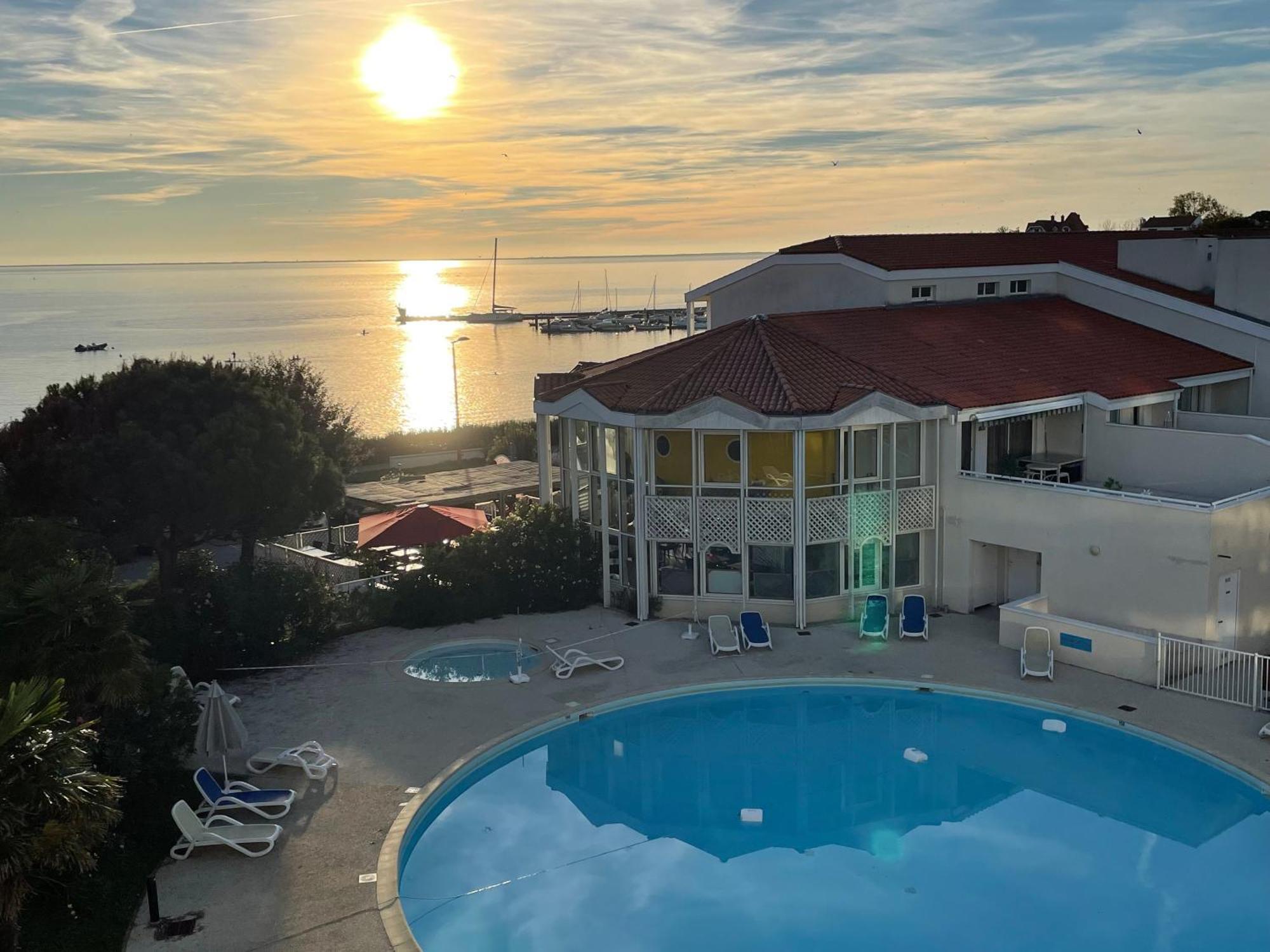 Vue Mer Et Piscine, Avec Balcon - 1 Min De La Plage Фура Екстер'єр фото